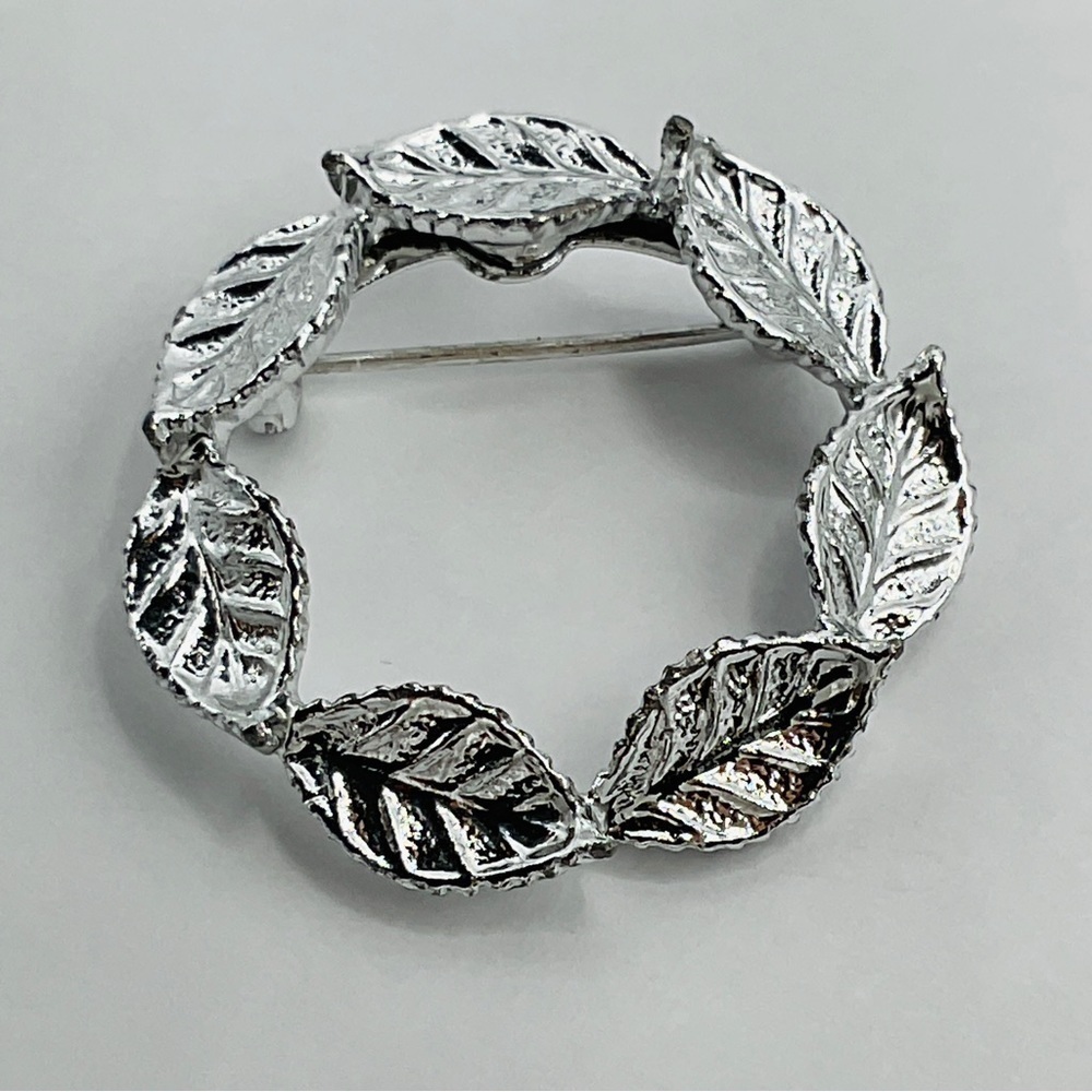 Holiday Brooch Signed Gerry's Silver Tone Texture Leaf Wreath Fashion Pin 1.5”